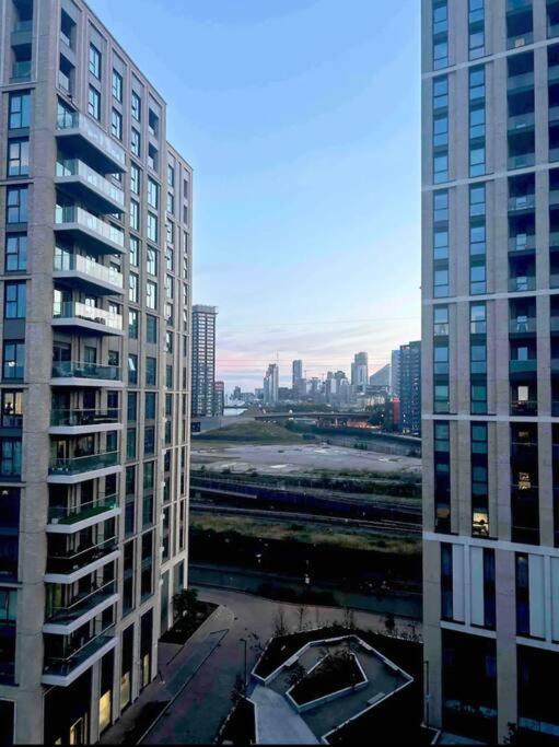 2 Bed Apartment Close To Station With Parking Londra Dış mekan fotoğraf
