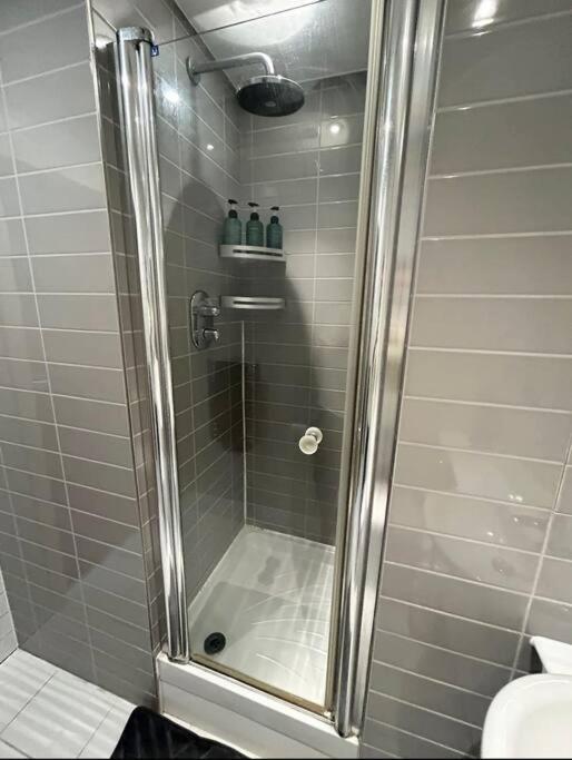 2 Bed Apartment Close To Station With Parking Londra Dış mekan fotoğraf