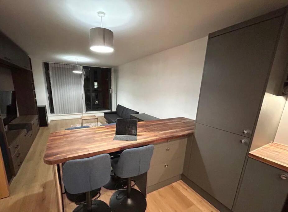 2 Bed Apartment Close To Station With Parking Londra Dış mekan fotoğraf