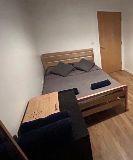 2 Bed Apartment Close To Station With Parking Londra Dış mekan fotoğraf