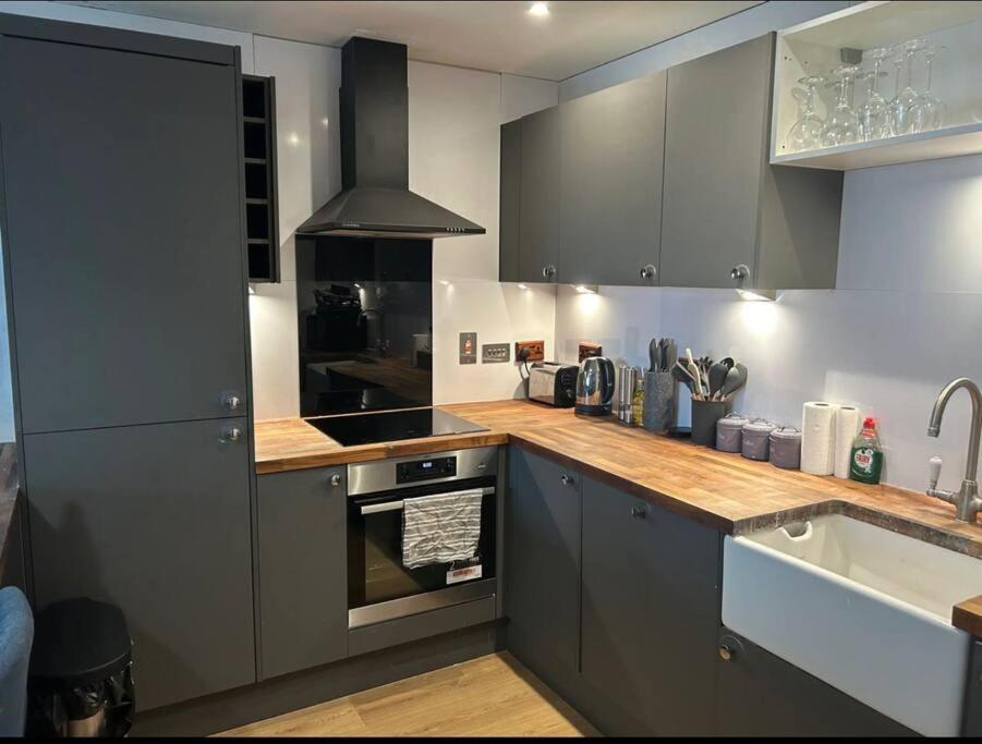 2 Bed Apartment Close To Station With Parking Londra Dış mekan fotoğraf